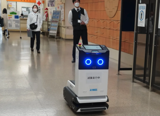 医療現場やレストランで活躍する配送ロボット