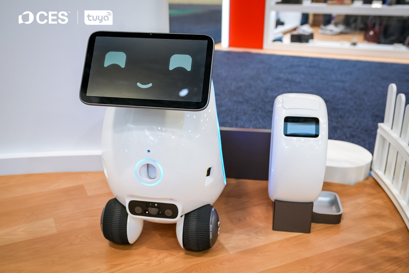 Tuya Smart Aura本体と給餌・充電ドック