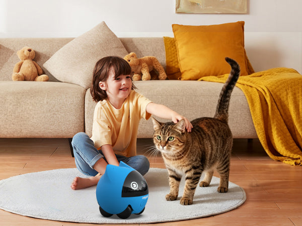 OnlyPetに撫でられる猫と子ども