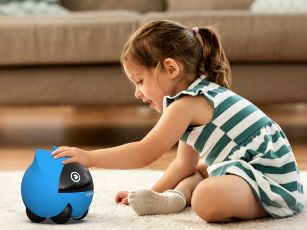 子どもがOnlyPetに近づいて操作する様子