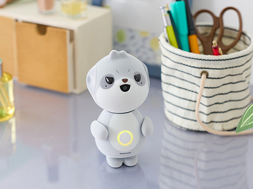 デスクの上に置かれたシャープのAIロボット「ポケとも」第2弾（SR-C02M-H）