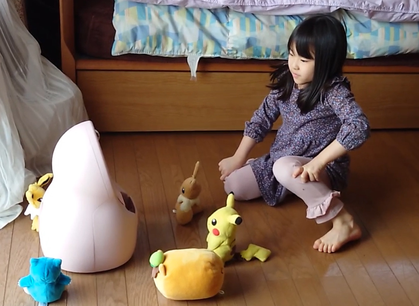 ChiCaRoがおもちゃで遊ぶ子どものそばに置かれている様子
