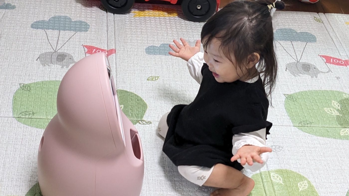 ChiCaRoと乳幼児が向き合って触れ合う様子
