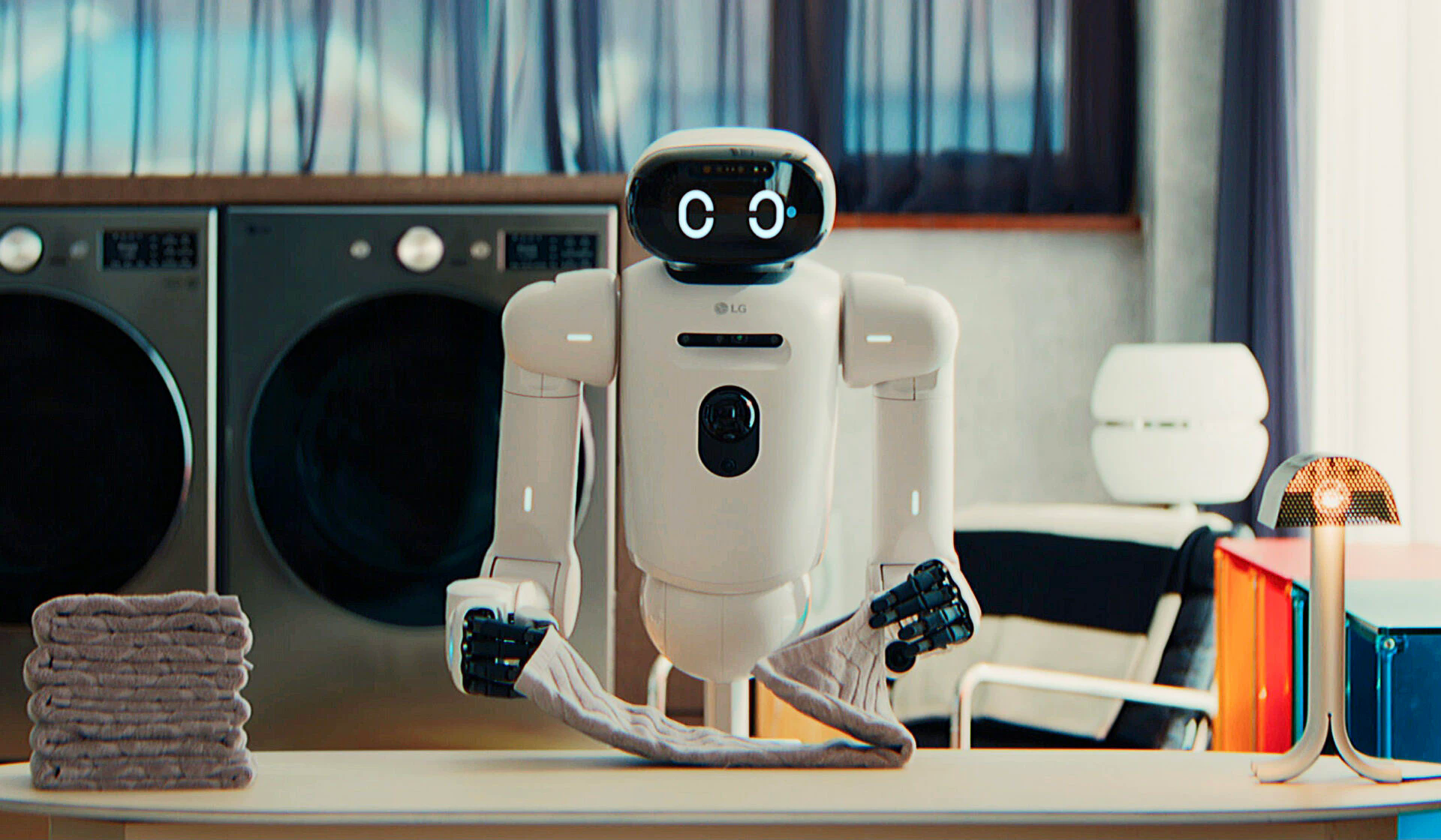 CES 2026で公開されたLG CLOiDがタオルをたたむ様子