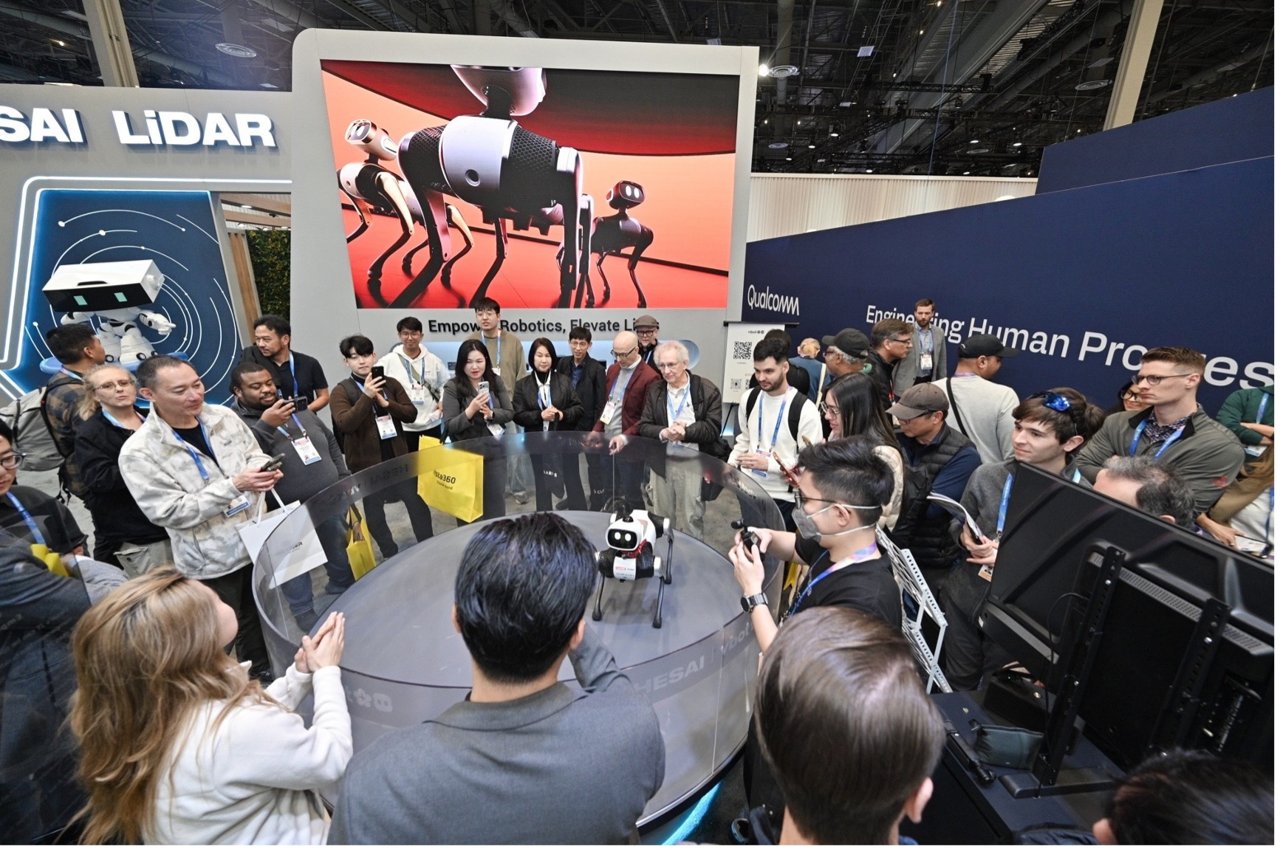 CES 2026でSuperDogを囲む来場者